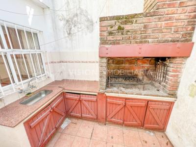Casa en Venta de 3 Dormitorios, 2 Baños, Garaje, Jardín y Patio. 130 m2 construidos en Propiedad Horizontal -padrón de 290 m2-, en Malvín Sur a 50 mts. de Plaza Italia. U$ 220.000
