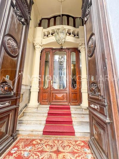 Oportunidad de Inversión: Venta de Mansión de 1905 de prestancia Señorial. Son 676 m2 en 2 plantas. Inmaculada, gran nivel. Amueblada. Ciudad Vieja. Terreno de 393 m2. Fachada de 10,5 mts. por calle Misiones. Protección Patrimonial grado 3 - U$ 507.1