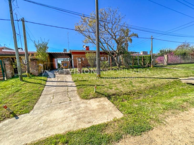 Venta conjunta de Dos Casas independientes en un gran terreno de 622 m2, una de 2 Dormitorios y 1 Baño, la otra de 1 Dormitorio y 1 Baño, Parrillero, Garaje. Barrio Español del balneario Atlántida, 8 cuadras al Norte de la Interbalnearia por Ruta 11.-16