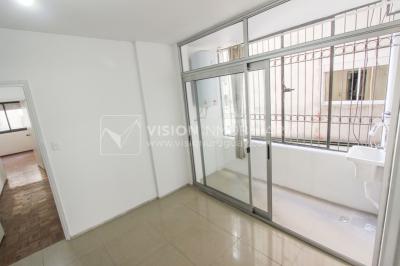 Apto Pocitos esq. Rambla, 3 Dorm 2 Baños, Cocina definida, 2do Piso al Frente, Garaje.