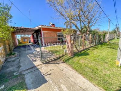 Venta conjunta de Dos Casas independientes en un gran terreno de 622 m2, una de 2 Dormitorios y 1 Baño, la otra de 1 Dormitorio y 1 Baño, Parrillero, Garaje. Barrio Español del balneario Atlántida, 8 cuadras al Norte de la Interbalnearia por Ruta 11.