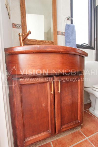 Casa inmaculada, reciclaje gran nivel, diseño y confort, Padrón Único, Punta Carretas; 3 dorm y 3 baños, barbacoa cerrada y terraza al frente, patio interior, 202 m2 construidos. A 20 mts. de Rambla, vista lateral al mar.