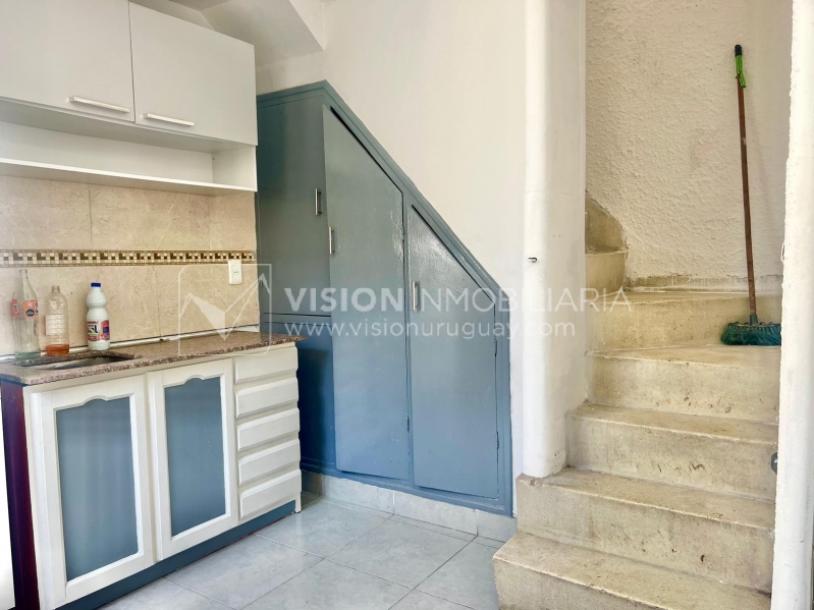 Apartamento Duplex en Venta ideal Renta. Al frente, 4 Dormitorios y 2 Baños, La Unión sobre Av. 8 de Octubre, Piso 1 por escalera, reciclado, impecable para entrar ya. 204 m2 totales 111 m2 interiores + 93 m2 Terrazas. Parrillero.-39