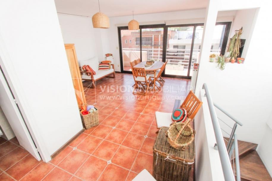 Casa inmaculada, reciclaje gran nivel, diseño y confort, Padrón Único, Punta Carretas; 3 dorm y 3 baños, barbacoa cerrada y terraza al frente, patio interior, 202 m2 construidos. A 20 mts. de Rambla, vista lateral al mar.-70