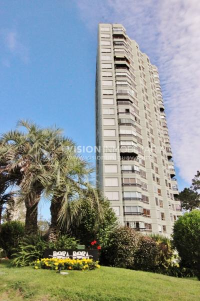 Apartamento en piso alto, 2 dorm. y servicio, muy amplios ambientes 118m2 con amenities y gran confort.