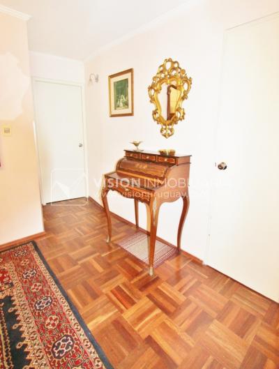 Acogedor apartamento en Pocitos, 3 dormitorios y 2 baños, cocina definida, todo al frente.