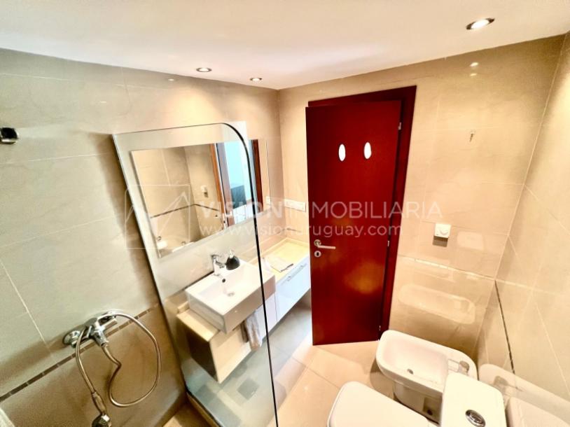 Apartamento en Venta en Pocitos / Punta Carretas.  Bajó de Precio!!  2 Dormitorios, uno en Suite con Vestidor.  2 Baños, Balcón, terminaciones Premium.  Se vende Amueblado. Tiene cómodo Garaje para 1 auto.  Piso 4 al frente.  Amenities: Barbacoa y Gy-42