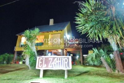 Espectacular Casa en Punta del Diablo a pasos del mar; piscina climatizada, barbacoa, chillout.