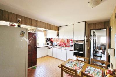 Apartamento en piso alto, 2 dorm. y servicio, muy amplios ambientes 118m2 con amenities y gran confort.