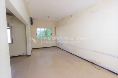 Padrón único de 641m2 en Pocitos con Casa de 13 ambientes, 302m2 construidos.