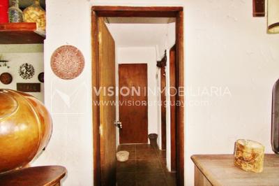 Chacra de 15 hás con el confort de hermosa casa reciclada, barbacoa y piscina climatizada.