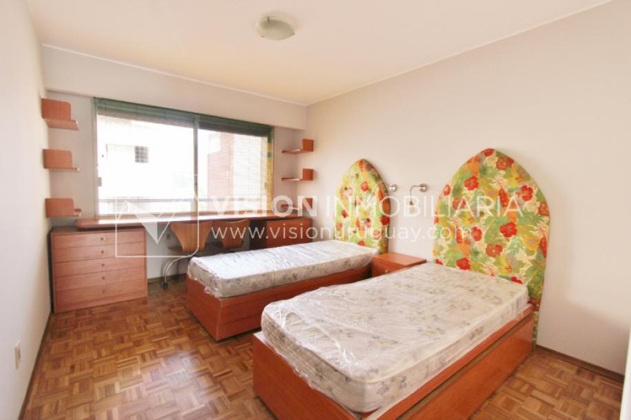 Alquila Apto. de 200m2 sobre el Parque Villa Biarritz, 3 dorm+servicio, garaje-54