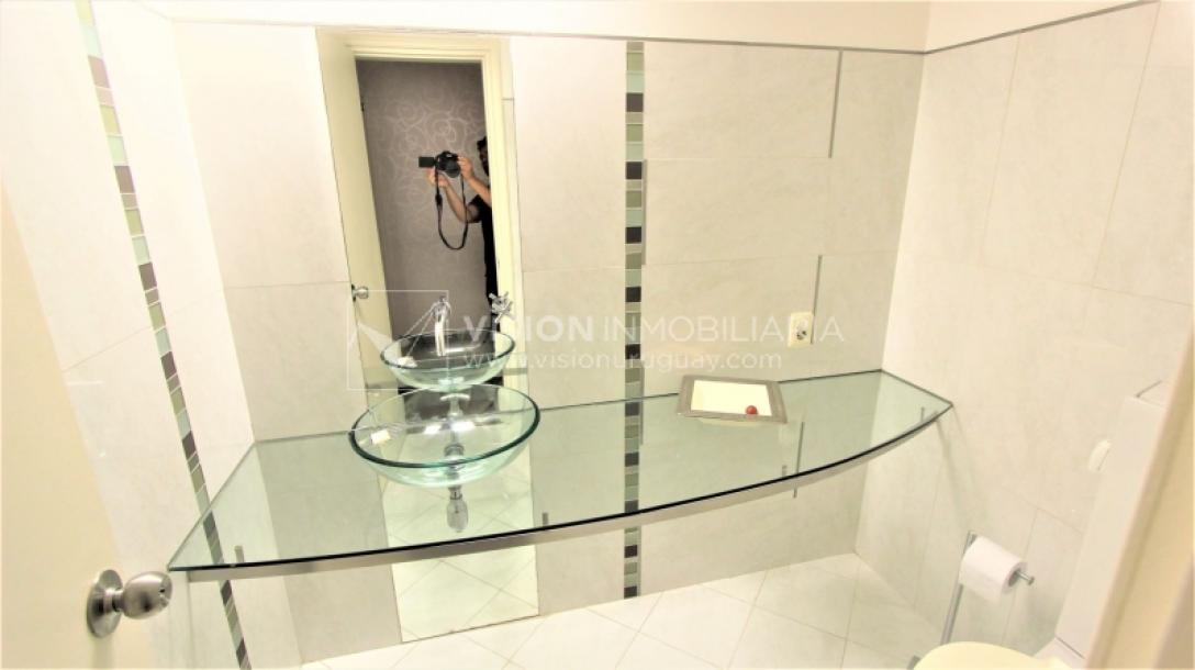 Alquile U$S 3.900 /mes - Distinguido Apartamento en Carrasco de 234 m2, 4 Dormitorios más Servicio, 2 Garajes.-9