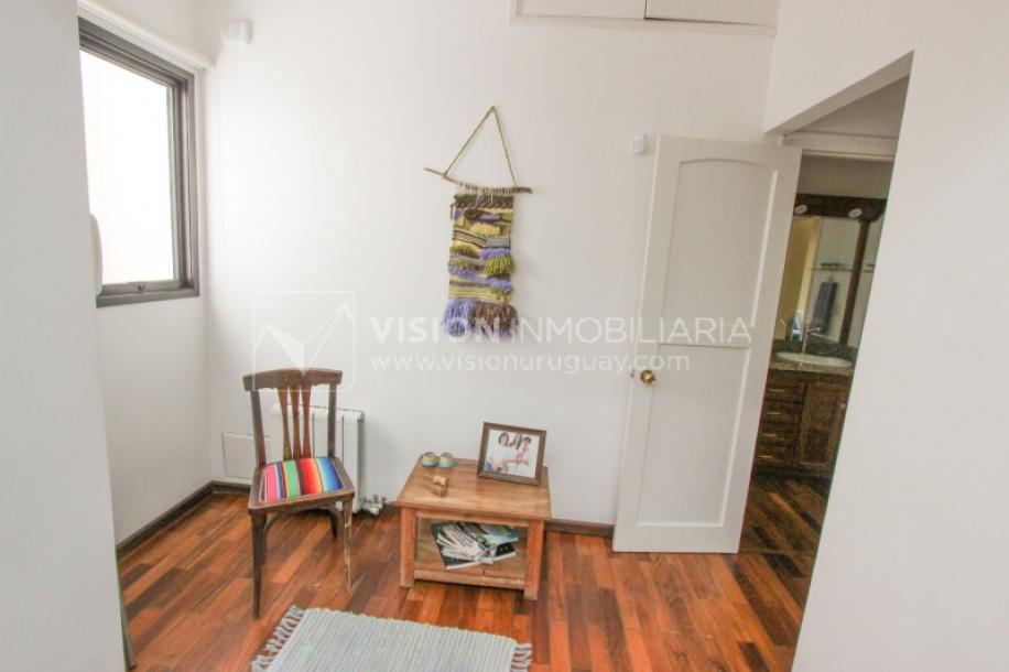 Casa inmaculada, reciclaje gran nivel, diseño y confort, Padrón Único, Punta Carretas; 3 dorm y 3 baños, barbacoa cerrada y terraza al frente, patio interior, 202 m2 construidos. A 20 mts. de Rambla, vista lateral al mar.-33