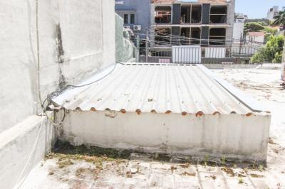 Padrón Único de 280 m2 en Punta Carretas a 50 mts. de Rambla. 132 m2 construidos. Ideal para proyectar su casa, edificio de 3 o 4 pisos, empresa, local gastronómico o restaurante, clínica, instituto u otro. Originalmente 2 dorm y 2 baños, garaje, pat