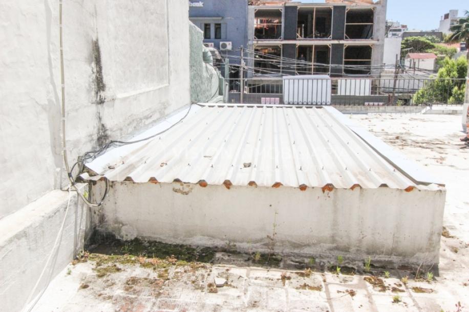 Padrón Único de 280 m2 en Punta Carretas a 50 mts. de Rambla. 132 m2 construidos. Ideal para proyectar su casa, edificio de 3 o 4 pisos, empresa, local gastronómico o restaurante, clínica, instituto u otro. Originalmente 2 dorm y 2 baños, garaje, pat-35