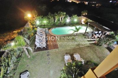 Espectacular Casa en Punta del Diablo a pasos del mar; piscina climatizada, barbacoa, chillout.