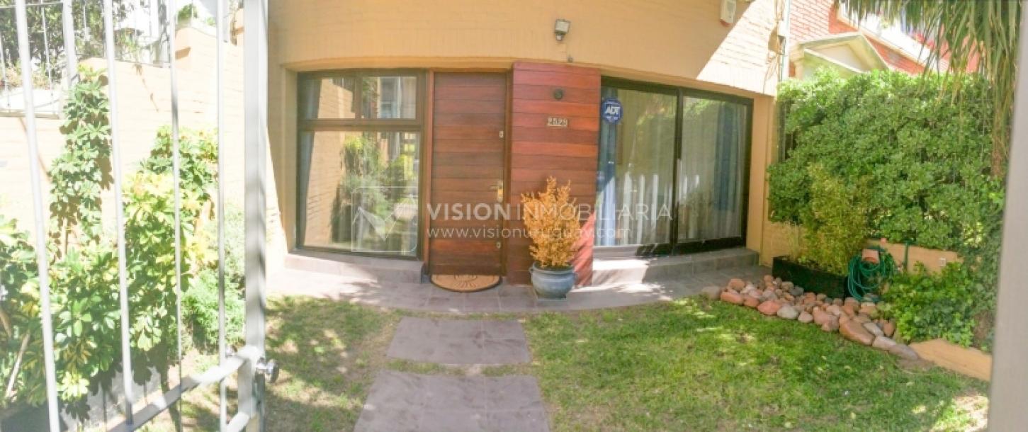 Casa inmaculada, reciclaje gran nivel, diseño y confort, Padrón Único, Punta Carretas; 3 dorm y 3 baños, barbacoa cerrada y terraza al frente, patio interior, 202 m2 construidos. A 20 mts. de Rambla, vista lateral al mar.-4