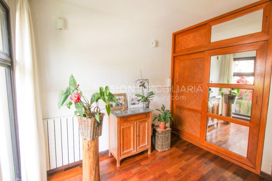 Casa inmaculada, reciclaje gran nivel, diseño y confort, Padrón Único, Punta Carretas; 3 dorm y 3 baños, barbacoa cerrada y terraza al frente, patio interior, 202 m2 construidos. A 20 mts. de Rambla, vista lateral al mar.-9