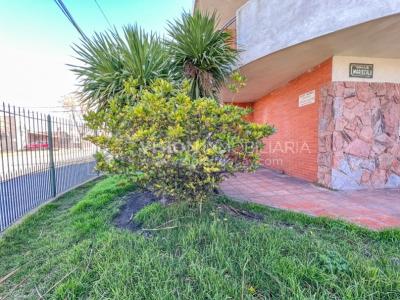 Casa en Venta de 3 Dormitorios, 2 Baños, Garaje, Jardín y Patio. 130 m2 construidos en Propiedad Horizontal -padrón de 290 m2-, en Malvín Sur a 50 mts. de Plaza Italia. U$ 220.000