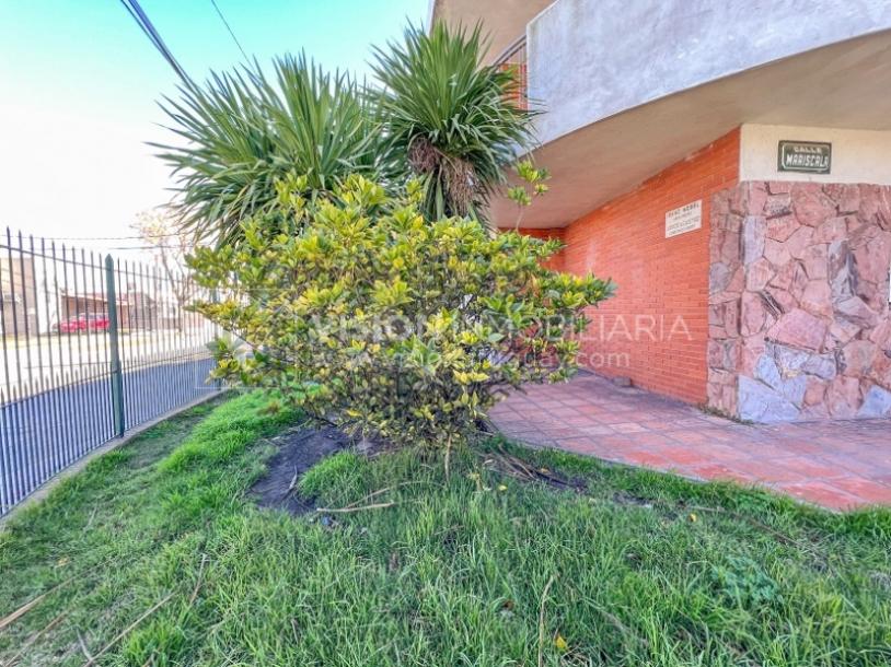 Casa en Venta de 3 Dormitorios, 2 Baños, Garaje, Jardín y Patio. 130 m2 construidos en Propiedad Horizontal -padrón de 290 m2-, en Malvín Sur a 50 mts. de Plaza Italia. U$ 220.000-22