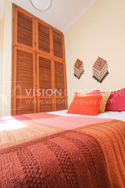 Casa inmaculada, reciclaje gran nivel, diseño y confort, Padrón Único, Punta Carretas; 3 dorm y 3 baños, barbacoa cerrada y terraza al frente, patio interior, 202 m2 construidos. A 20 mts. de Rambla, vista lateral al mar.-57