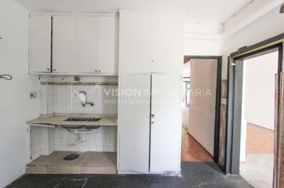 Padrón Único de 280 m2 en Punta Carretas a 50 mts. de Rambla. 132 m2 construidos. Ideal para proyectar su casa, edificio de 3 o 4 pisos, empresa, local gastronómico o restaurante, clínica, instituto u otro. Originalmente 2 dorm y 2 baños, garaje, pat