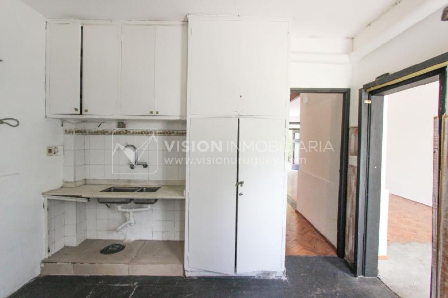 Padrón Único de 280 m2 en Punta Carretas a 50 mts. de Rambla. 132 m2 construidos. Ideal para proyectar su casa, edificio de 3 o 4 pisos, empresa, local gastronómico o restaurante, clínica, instituto u otro. Originalmente 2 dorm y 2 baños, garaje, pat-22