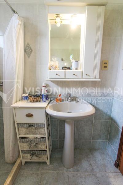 Casa moderna 2 dorm, 2 baños, 409 m2 terreno y 157m2 construidos, Fortin de Santa Rosa, con buen fondo y barbacoa, Garaje.