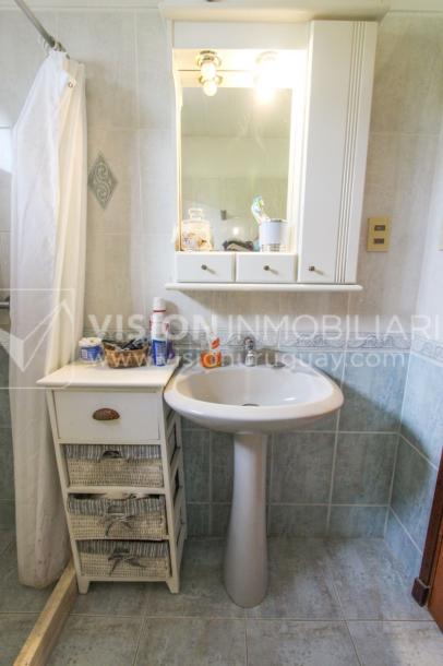 Casa moderna 2 dorm, 2 baños, 409 m2 terreno y 157m2 construidos, Fortin de Santa Rosa, con buen fondo y barbacoa, Garaje.-25