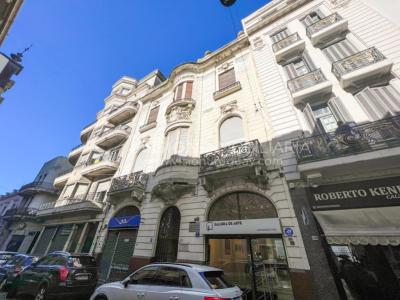Venta de Palacete: Mansión señorial de 1913 de 690 m2 interiores y 224 de terrazas; 4 plantas, una reciclada inmaculada de gran nivel, completamente Amueblada. Ciudad Vieja. Inversión: U$ 400.000 dólares