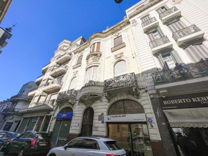 Venta de Palacete: Mansión señorial de 1913 de 690 m2 interiores y 224 de terrazas; 4 plantas, una reciclada inmaculada de gran nivel, completamente Amueblada. Ciudad Vieja. Inversión: U$ 400.000 dólares-0