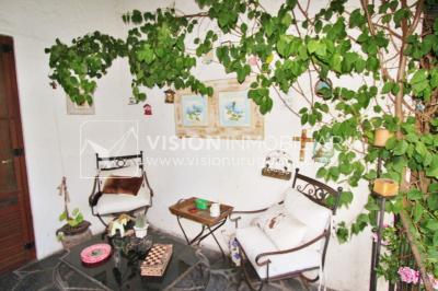 Chacra de 15 hás con el confort de hermosa casa reciclada, barbacoa y piscina climatizada.