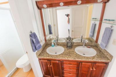 Casa inmaculada, reciclaje gran nivel, diseño y confort, Padrón Único, Punta Carretas; 3 dorm y 3 baños, barbacoa cerrada y terraza al frente, patio interior, 202 m2 construidos. A 20 mts. de Rambla, vista lateral al mar.