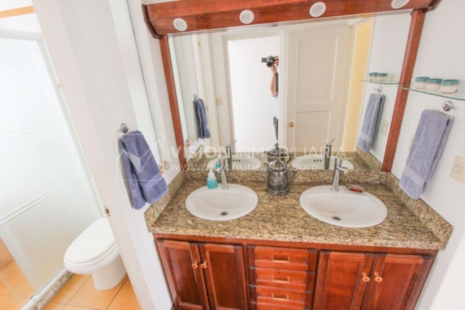 Casa inmaculada, reciclaje gran nivel, diseño y confort, Padrón Único, Punta Carretas; 3 dorm y 3 baños, barbacoa cerrada y terraza al frente, patio interior, 202 m2 construidos. A 20 mts. de Rambla, vista lateral al mar.-49