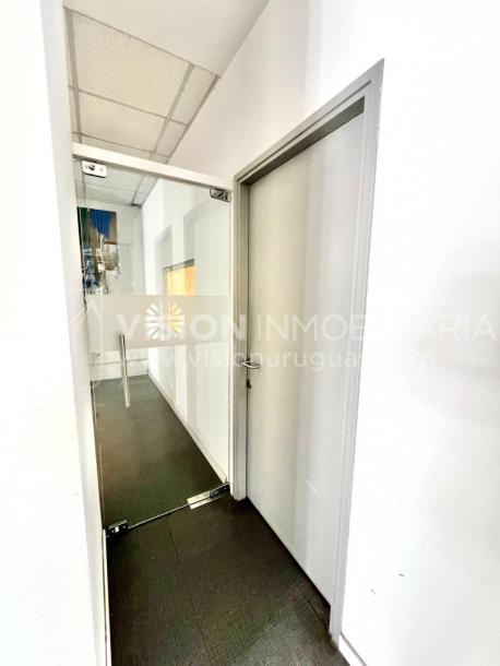 Oportunidad Alquiler de Local Comercial en la Esquina de Av Gral Rivera y Mario Cassinoni casi Bvar Artigas. $100.000 pesos mensuales, sin GC. Son 95 m2, Planta Baja.-27