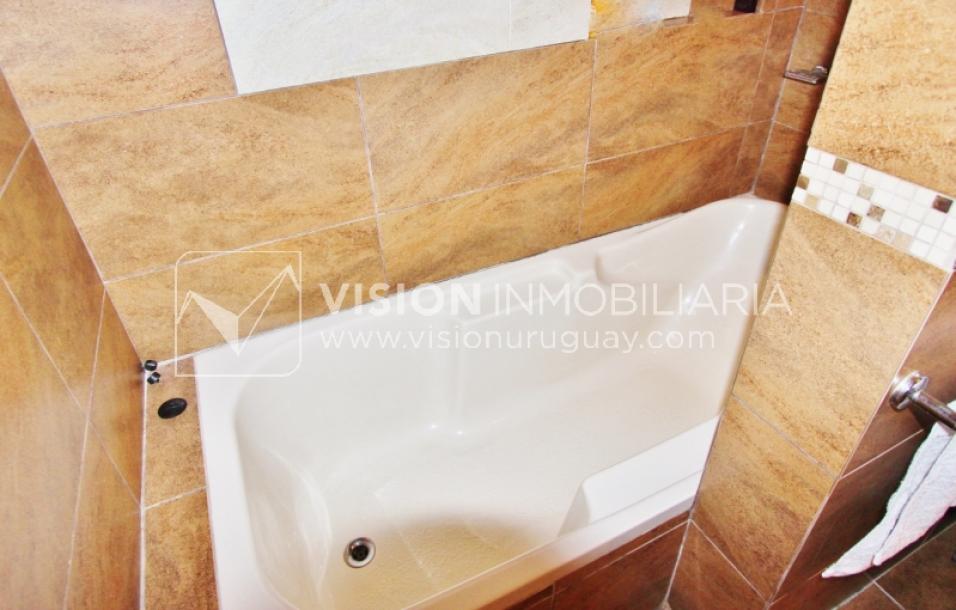 Chacra de 15 hás con el confort de hermosa casa reciclada, barbacoa y piscina climatizada.-60