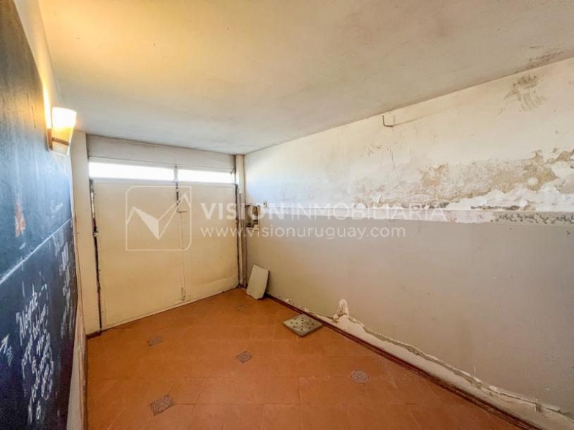 Casa en Venta de 3 Dormitorios, 2 Baños, Garaje, Jardín y Patio. 130 m2 construidos en Propiedad Horizontal -padrón de 290 m2-, en Malvín Sur a 50 mts. de Plaza Italia. U$ 220.000-85