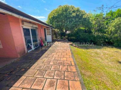 Venta de Casa en Santa Lucia del Este: 2 Dorm. y Baño, más Apto. 1 Dorm. y Baño. Estufa a Leña, Parrillero, Jardín, Fondo, Cochera Porsche, Cerco. 554 m2 de Terreno, 125 m2 construidos. a 150 mts de la Rambla. Se vende Totalmente Amueblada y Equipada