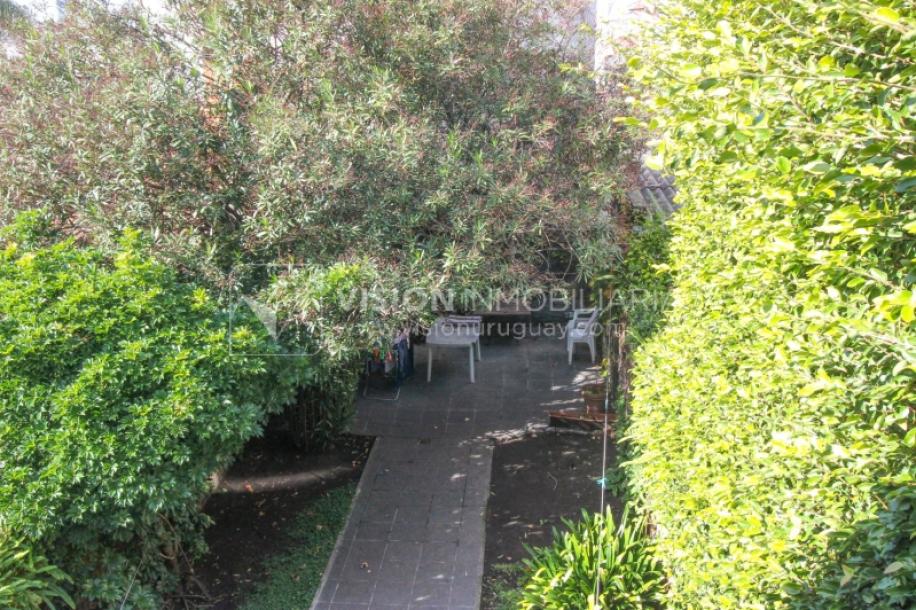 Casa de diseño, Padrón Único, Pocitos; 2 dorm en Suite, enorme salón doble altura, terreno 219 m2 con buen fondo y parrillero, 203 m2 construidos, Garaje.-27