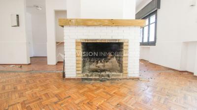 Padrón Único de 280 m2 en Punta Carretas a 50 mts. de Rambla. 132 m2 construidos. Ideal para proyectar su casa, edificio de 3 o 4 pisos, empresa, local gastronómico o restaurante, clínica, instituto u otro. Originalmente 2 dorm y 2 baños, garaje, pat