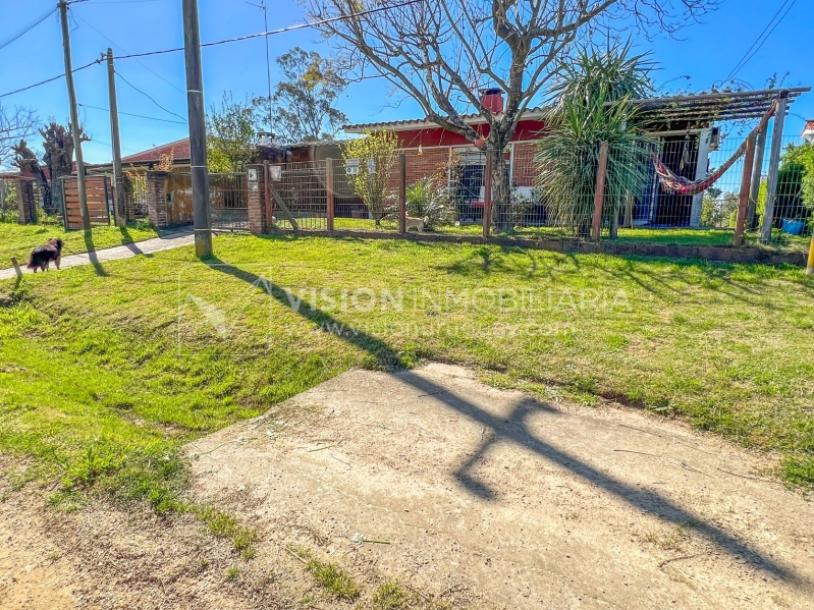 Venta conjunta de Dos Casas independientes en un gran terreno de 622 m2, una de 2 Dormitorios y 1 Baño, la otra de 1 Dormitorio y 1 Baño, Parrillero, Garaje. Barrio Español del balneario Atlántida, 8 cuadras al Norte de la Interbalnearia por Ruta 11.-18