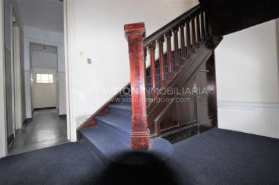 Padrón único de 641m2 en Pocitos con Casa de 13 ambientes, 302m2 construidos.