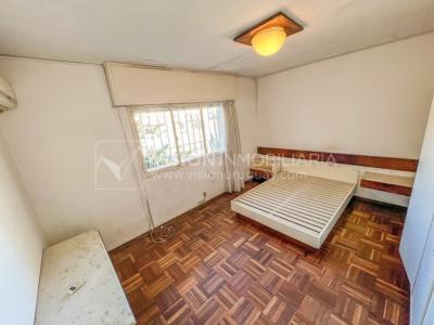 Casa en Venta de 3 Dormitorios, 2 Baños, Garaje, Jardín y Patio. 130 m2 construidos en Propiedad Horizontal -padrón de 290 m2-, en Malvín Sur a 50 mts. de Plaza Italia. U$ 220.000