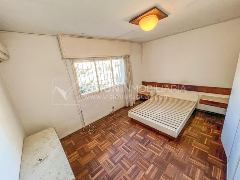 Casa en Venta de 3 Dormitorios, 2 Baños, Garaje, Jardín y Patio. 130 m2 construidos en Propiedad Horizontal -padrón de 290 m2-, en Malvín Sur a 50 mts. de Plaza Italia. U$ 220.000-51