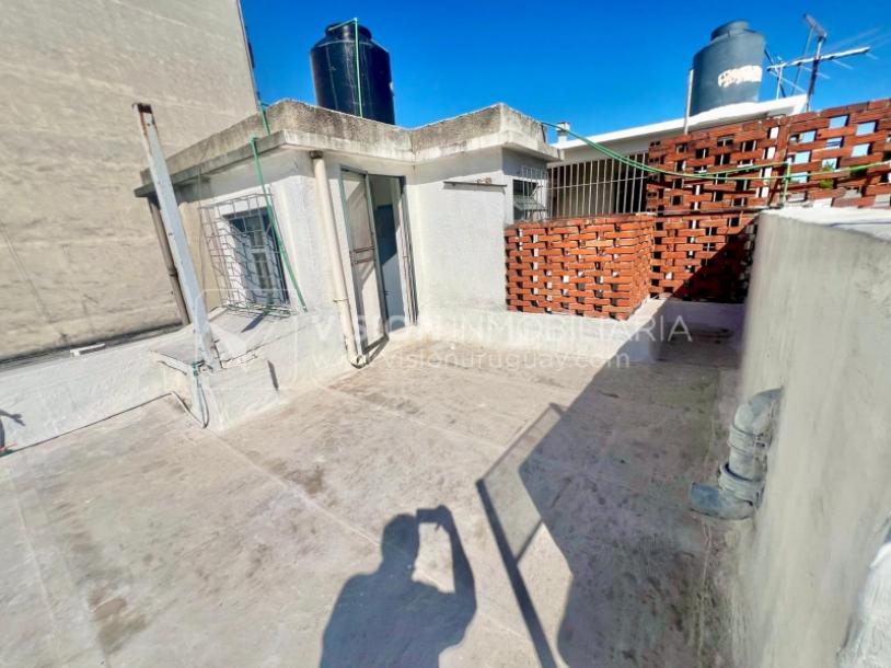Apartamento Duplex en Venta ideal Renta. Al frente, 4 Dormitorios y 2 Baños, La Unión sobre Av. 8 de Octubre, Piso 1 por escalera, reciclado, impecable para entrar ya. 204 m2 totales 111 m2 interiores + 93 m2 Terrazas. Parrillero.-52