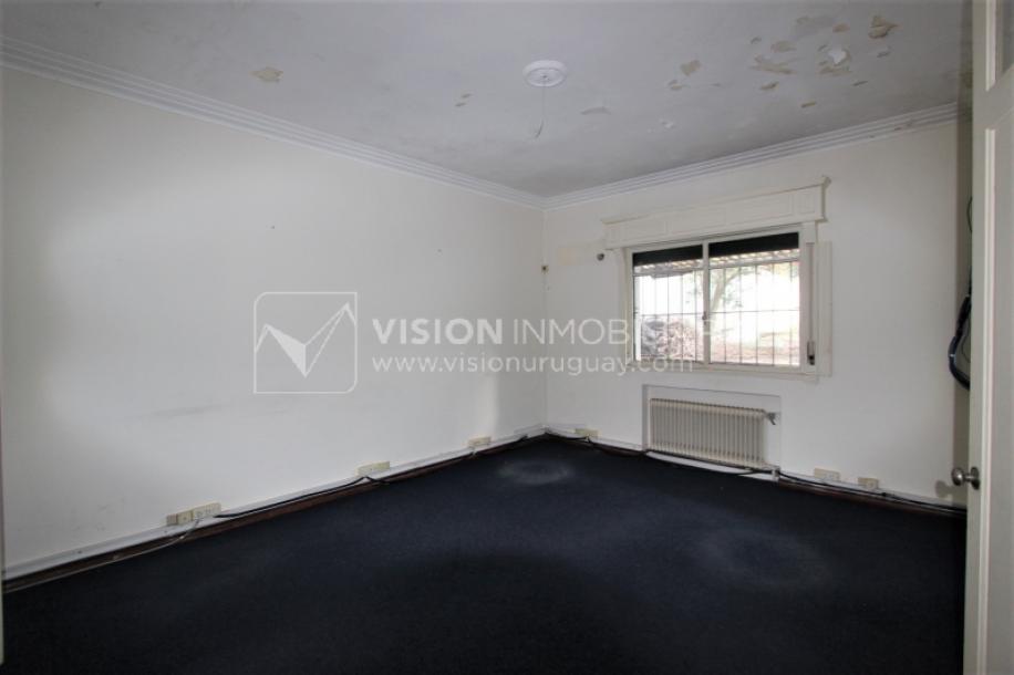 Padrón único de 641m2 en Pocitos con Casa de 13 ambientes, 302m2 construidos.-18