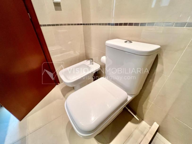 Apartamento en Venta en Pocitos / Punta Carretas.  Bajó de Precio!!  2 Dormitorios, uno en Suite con Vestidor.  2 Baños, Balcón, terminaciones Premium.  Se vende Amueblado. Tiene cómodo Garaje para 1 auto.  Piso 4 al frente.  Amenities: Barbacoa y Gy-44
