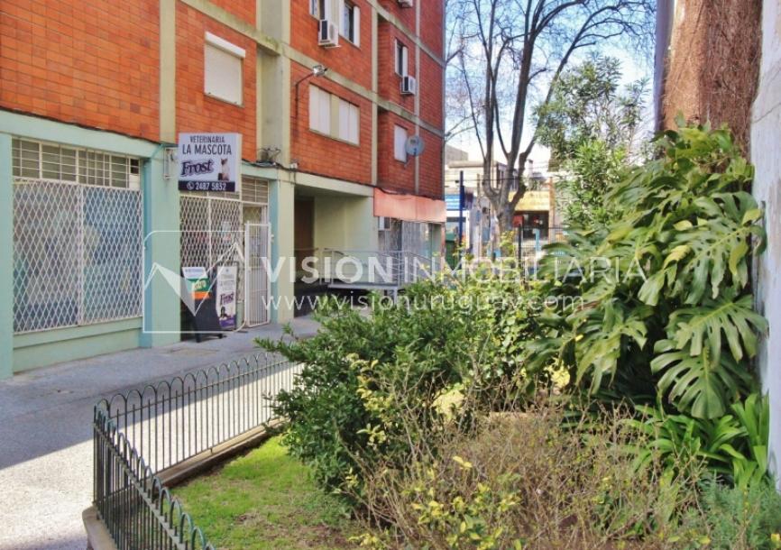 Apartamento con Renta al frente sobre Av. 8 de Octubre casi Propios, en 5to Piso, 3 dormitorios y 1 baño, impecable-53