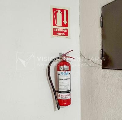 Apartamento con Renta en Venta al frente 2 Dormitorios 2 Baños, La Blanqueada, Av. 8 de Octubre, en Piso 3. Semiequipado. Amenities: 3 Parrilleros, gran Patio Juegos para Niños. Portería y Vigilancia